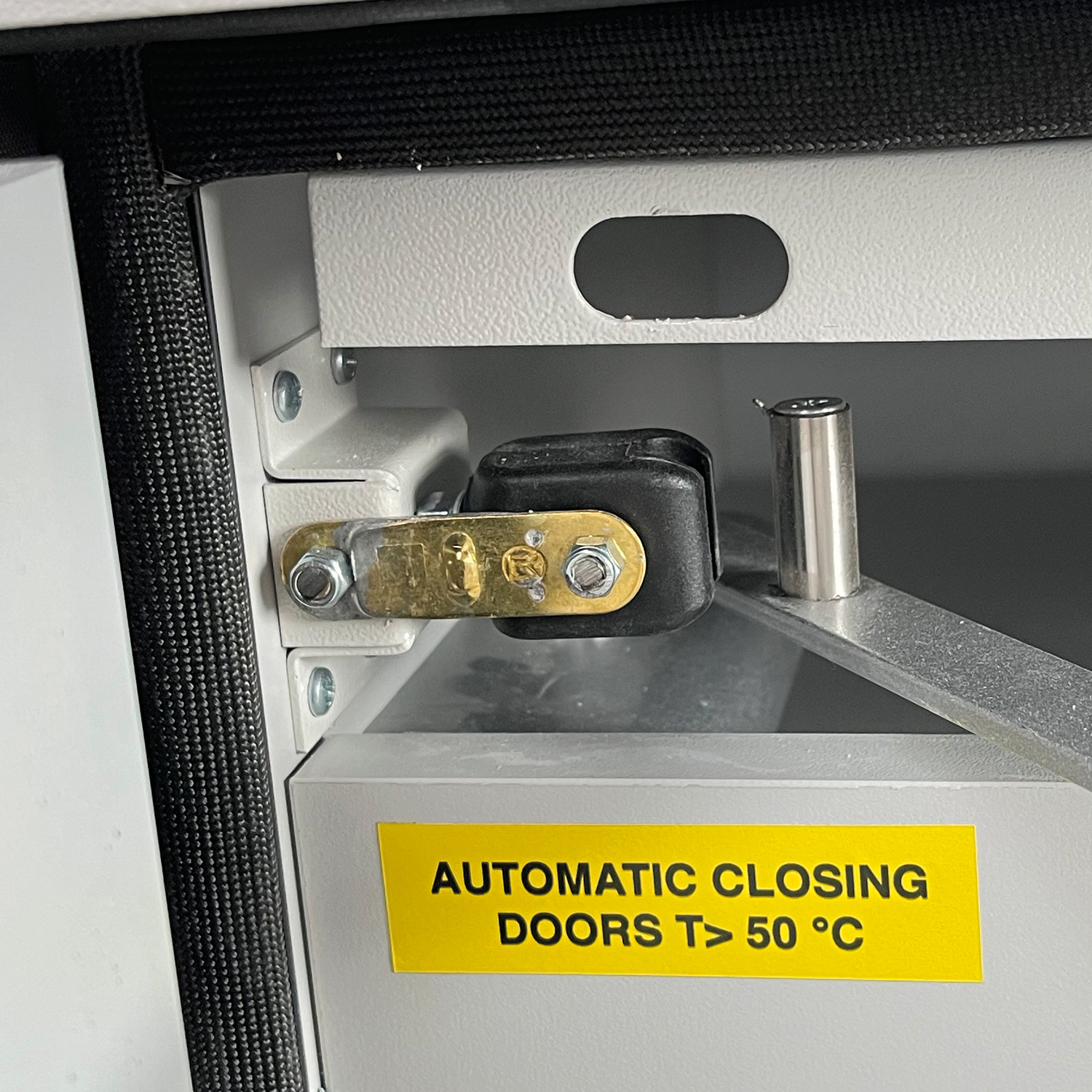 Türoffenhaltung mit Auslöseelement